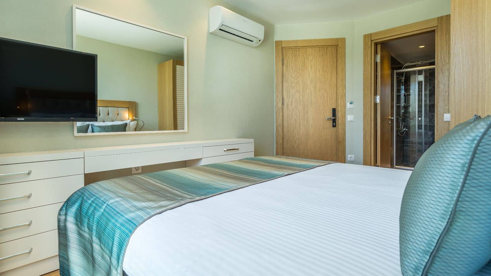 rooms-aska-river-side-anex-building-standart-land-view-room--french-balcony