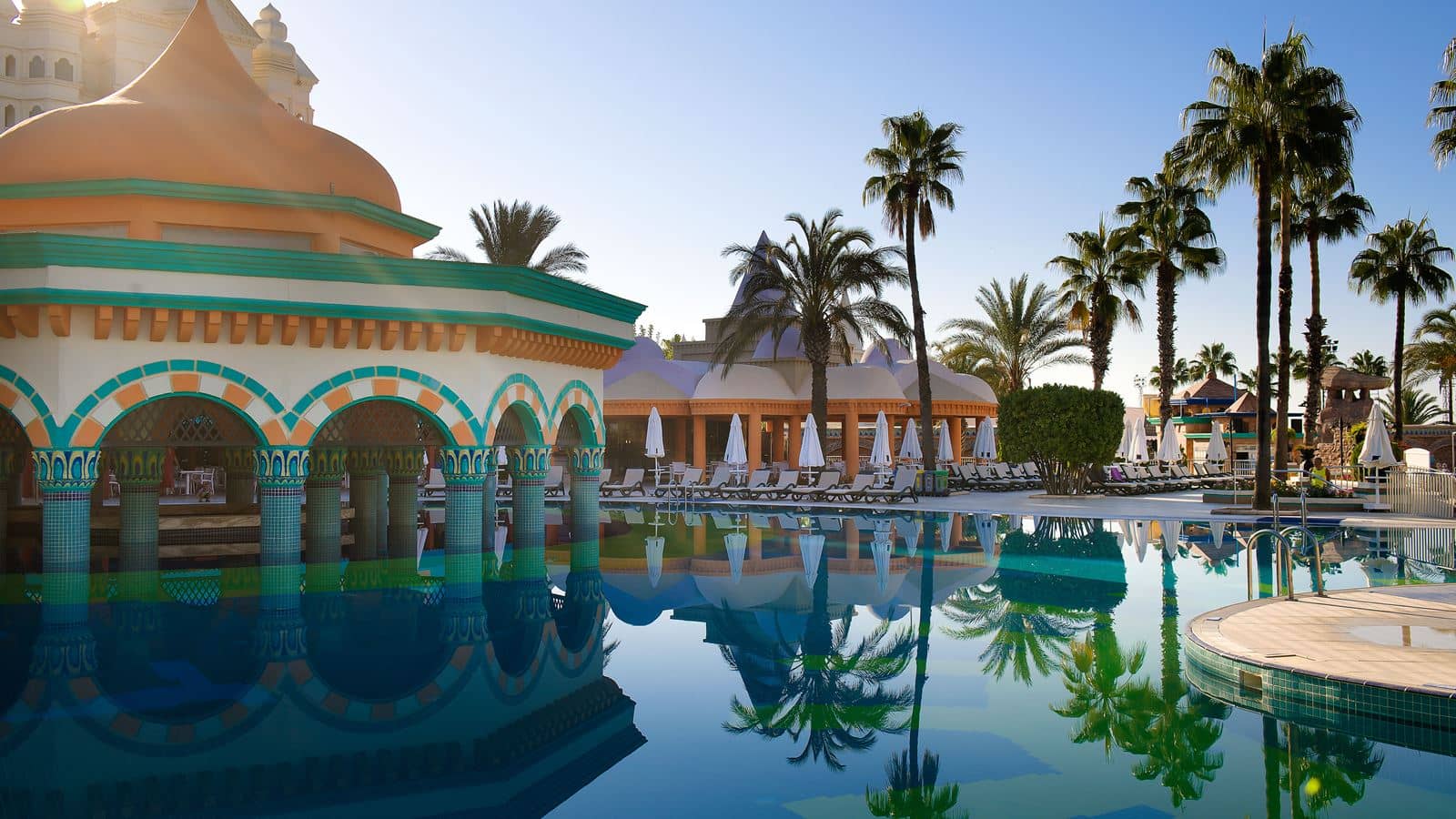 bars-lia-pool-bar