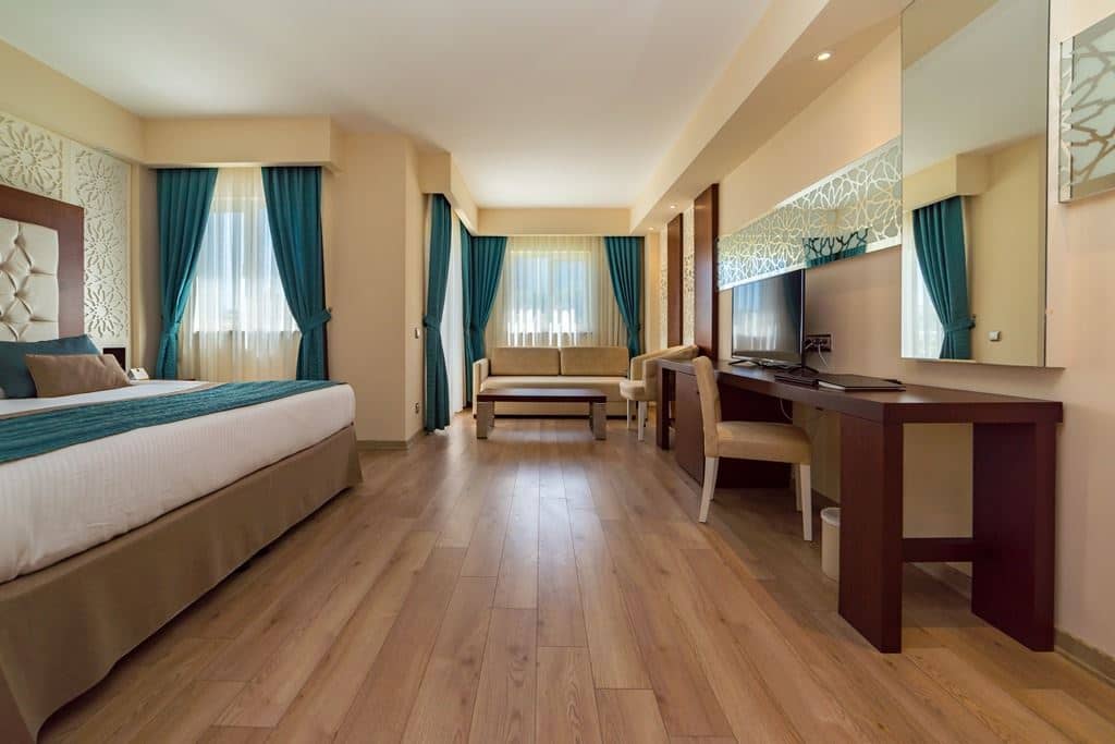 rooms-terrace-family-room