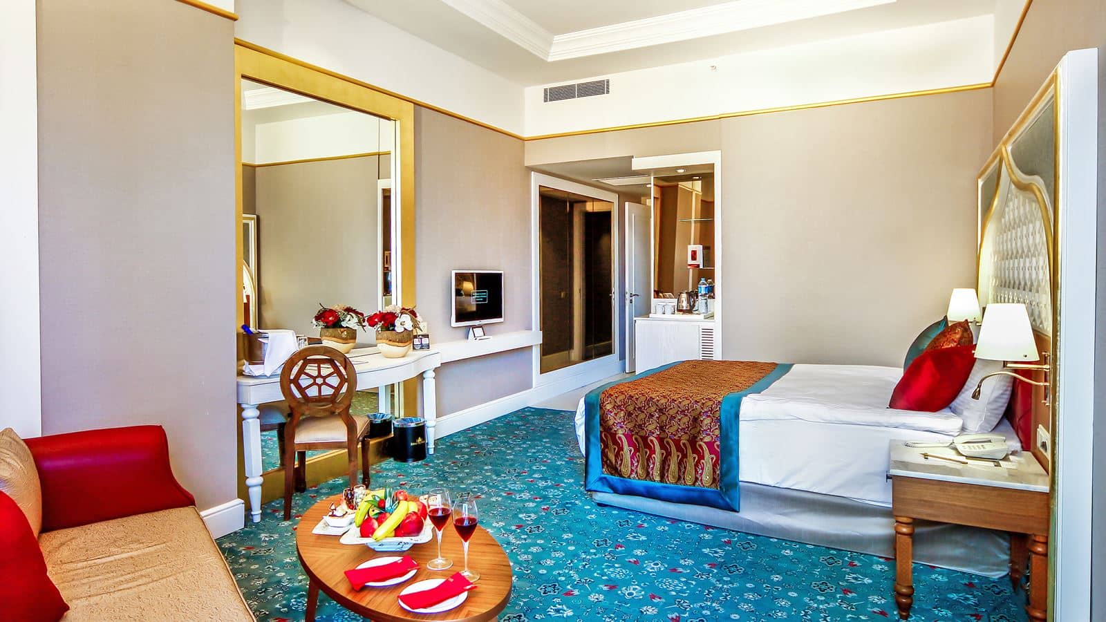 rooms-family-room-land-view