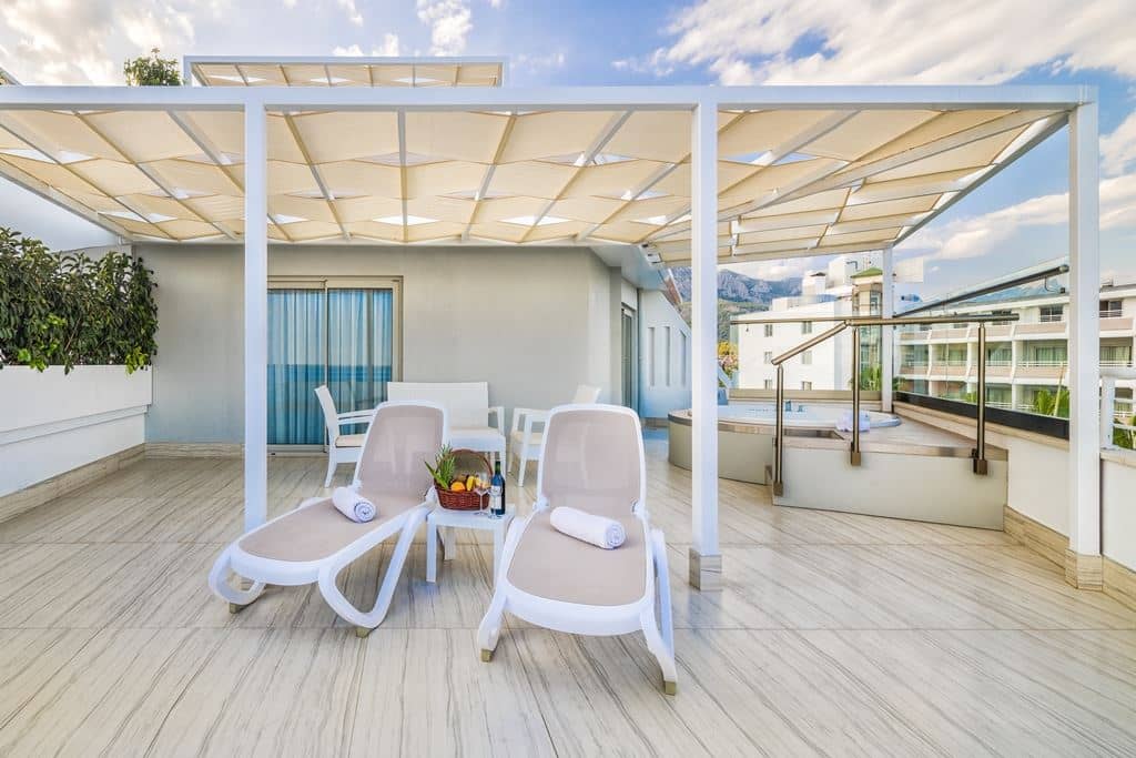 rooms-deluxe-terrace-room-with-jacuzzi