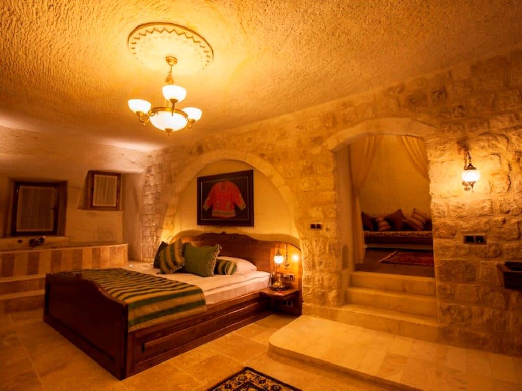 rooms-glorious-cave-suite