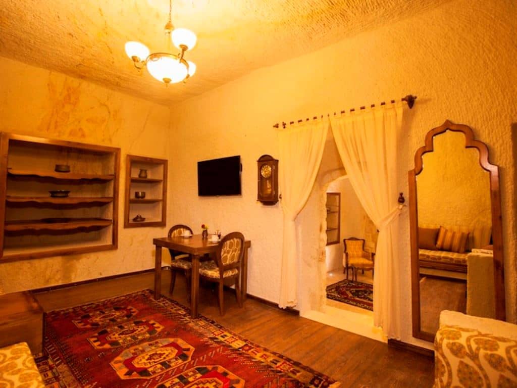 rooms-glorious-cave-suite