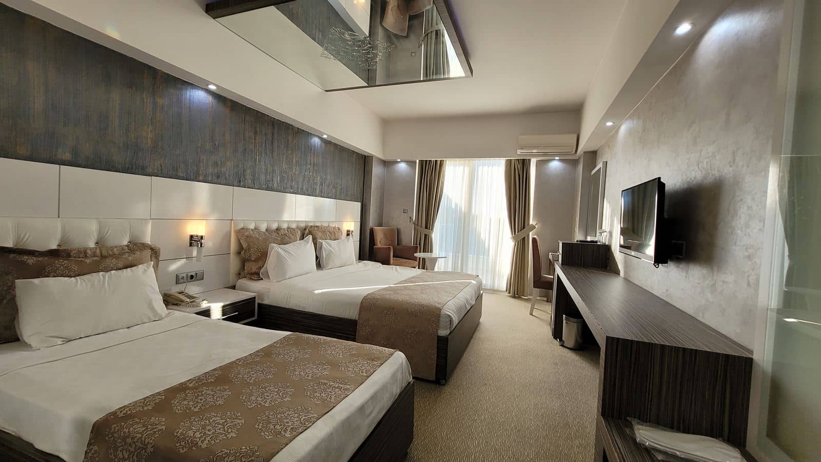 rooms-deluxe-room