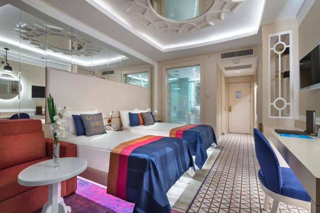rooms-coral-room