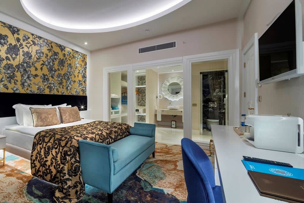 rooms-princess-suit