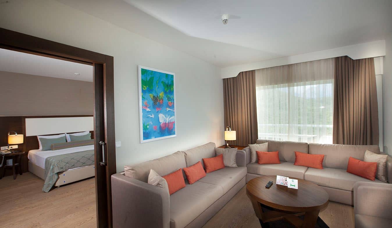 rooms-deluxe-suit-room