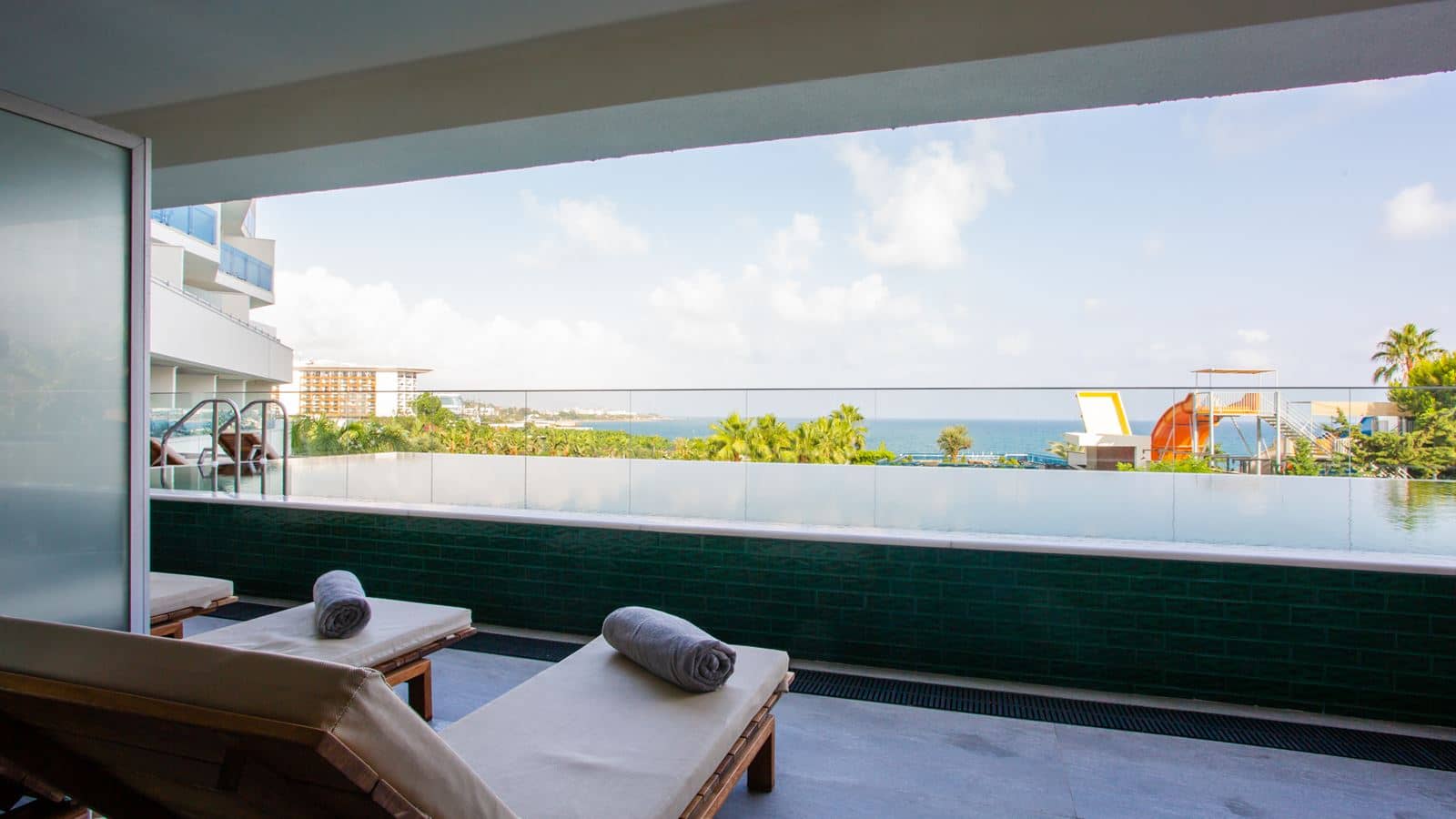 rooms-pool-access