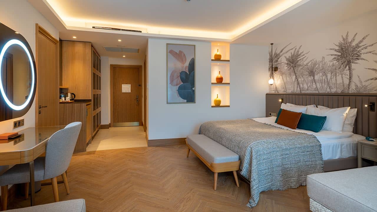 rooms-large-room-pool-access-via-stairs