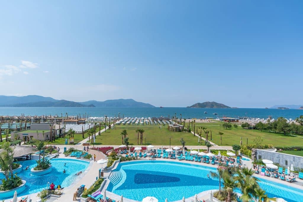 rooms-private-family-suit-via-pool