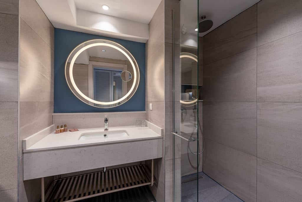 rooms-swim-up-room