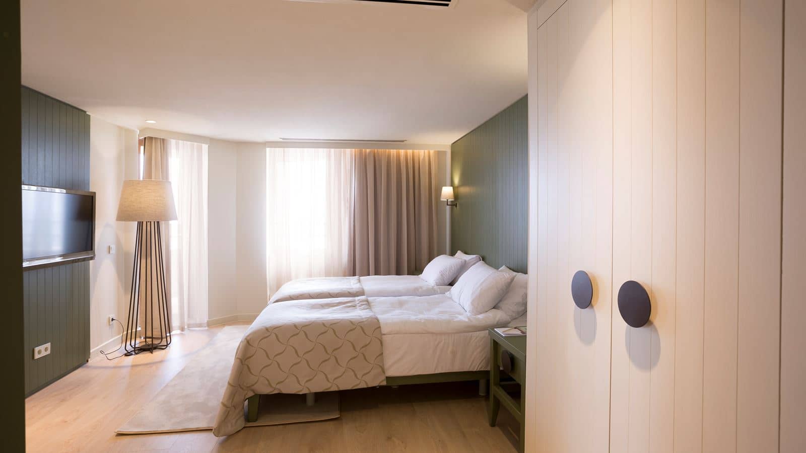 rooms-family-2-bedrooms-main-building