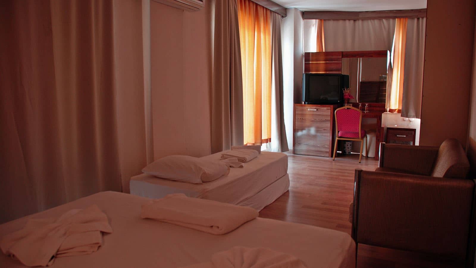 rooms-suit-room