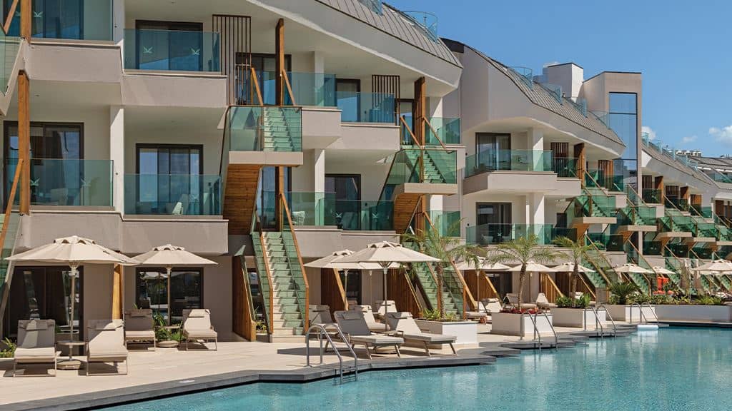 rooms-deluxe-pool-access-via-stairs