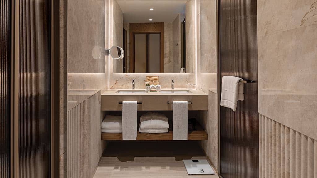 rooms-deluxe-pool-access-via-stairs