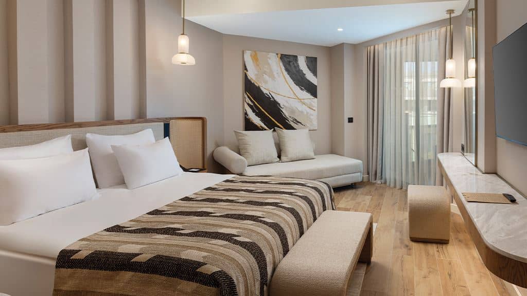 rooms-deluxe-pool-access-via-stairs