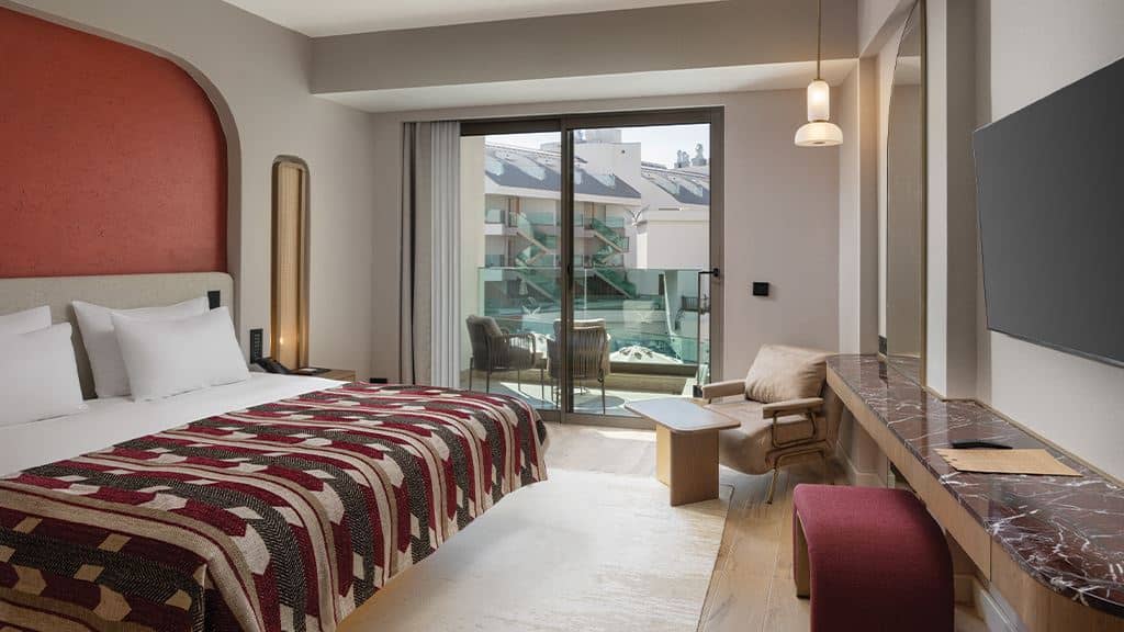 rooms-superior-pool-access-via-stairs