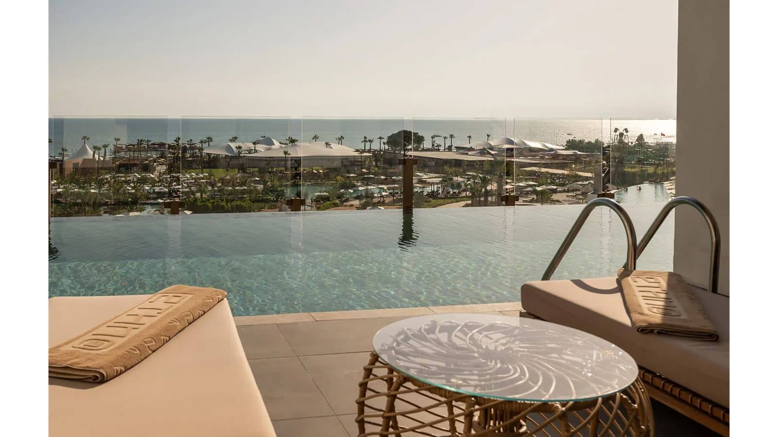 rooms-deluxe-swim-up-sea-view