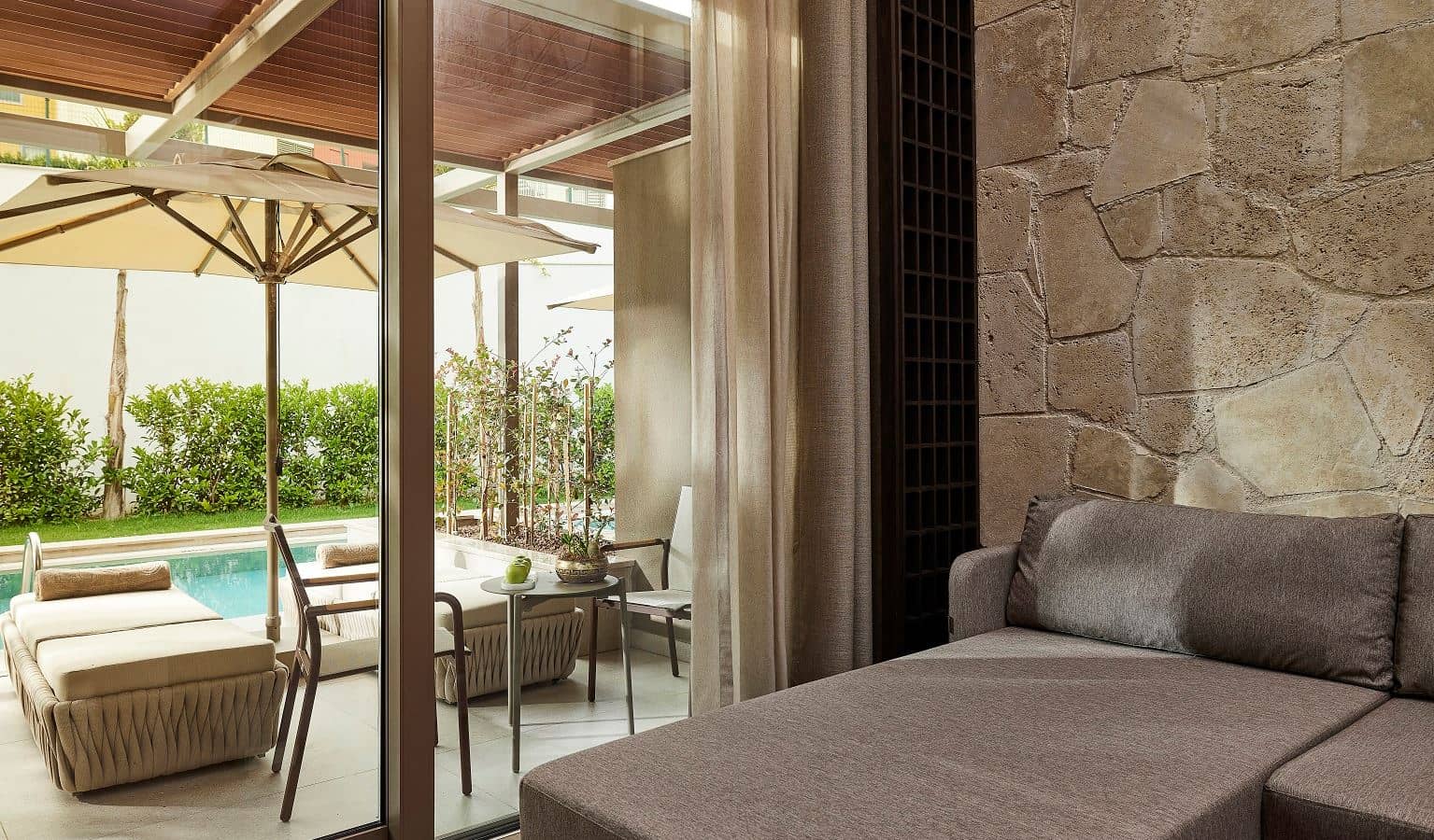 rooms-lagoon-suite-dublex-room-garden--pool-view