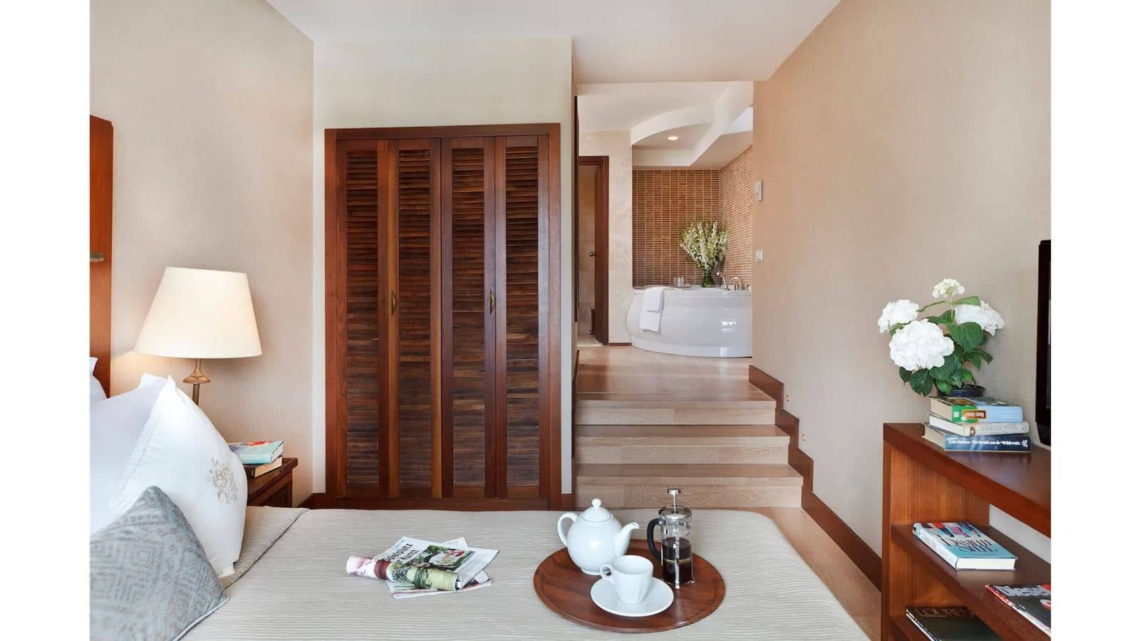 rooms-deluxe-1-bedroom-suite-with-balcony