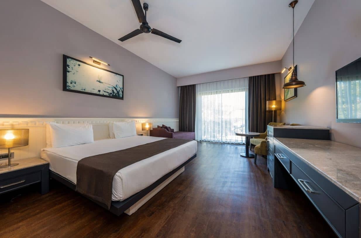 rooms-standart-pool-view-room