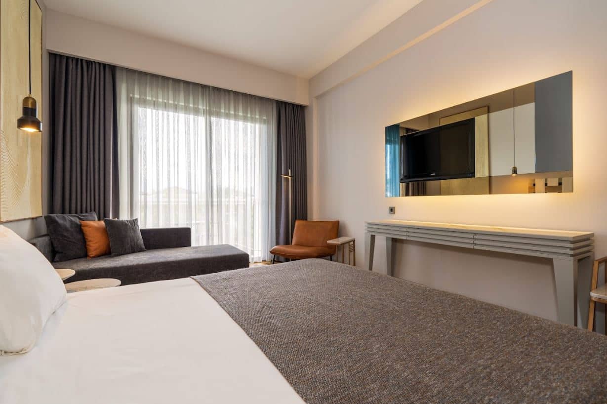 rooms-standart-pool-view-room