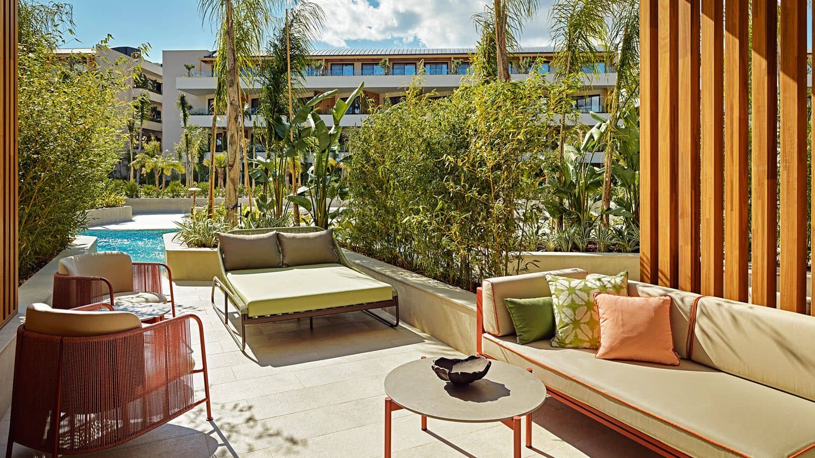 rooms-resort-triple-swim-up-mix-zone