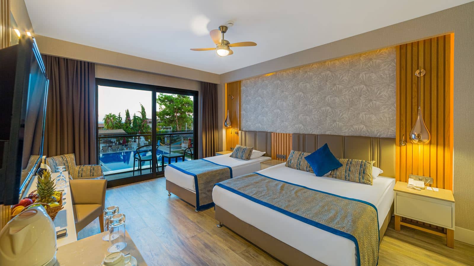 rooms-coral-room