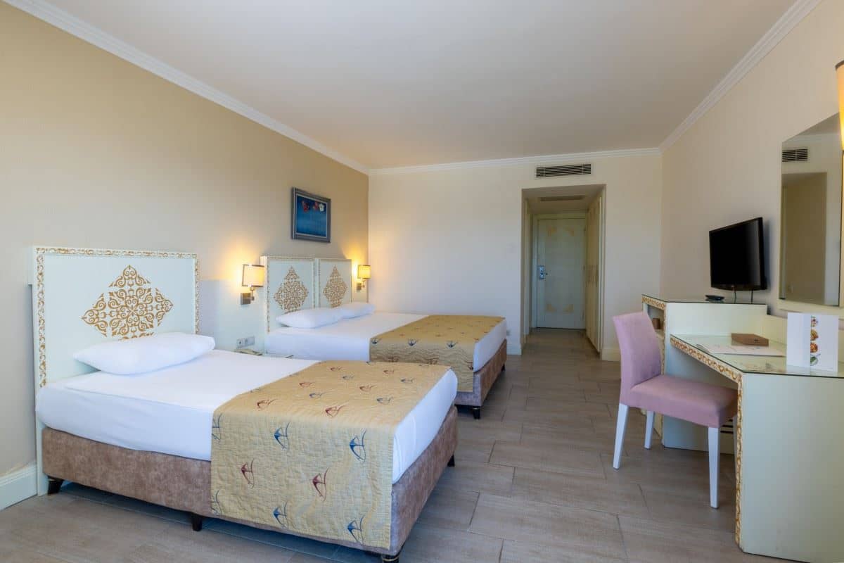 rooms-coral-room