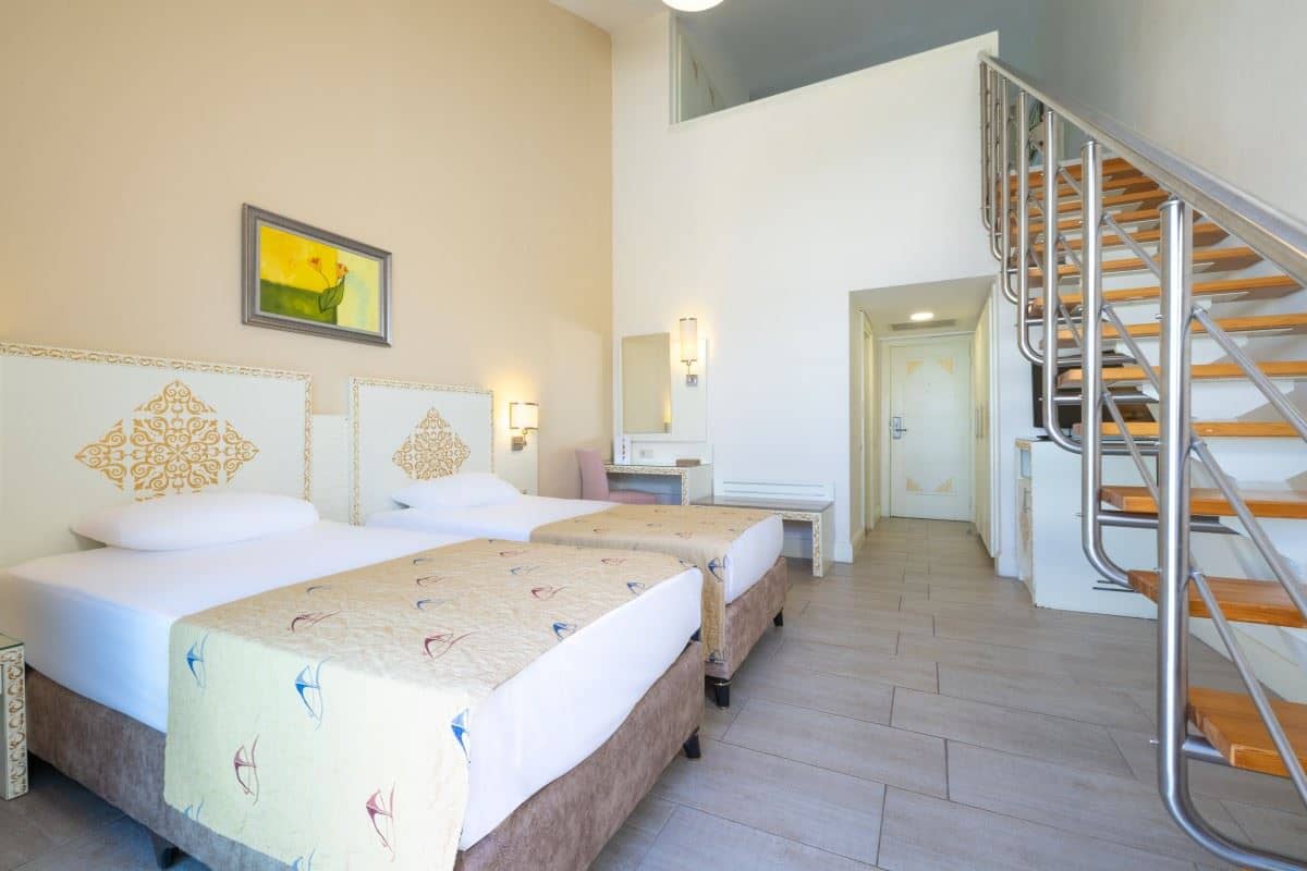 rooms-dublex-family-room-side-sea-view