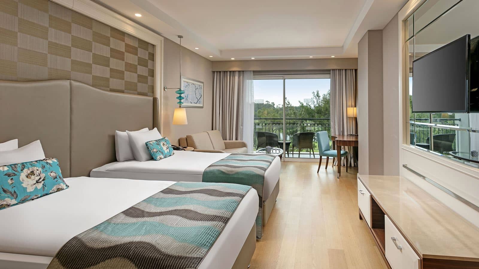 rooms-family-pool-suite-balcony