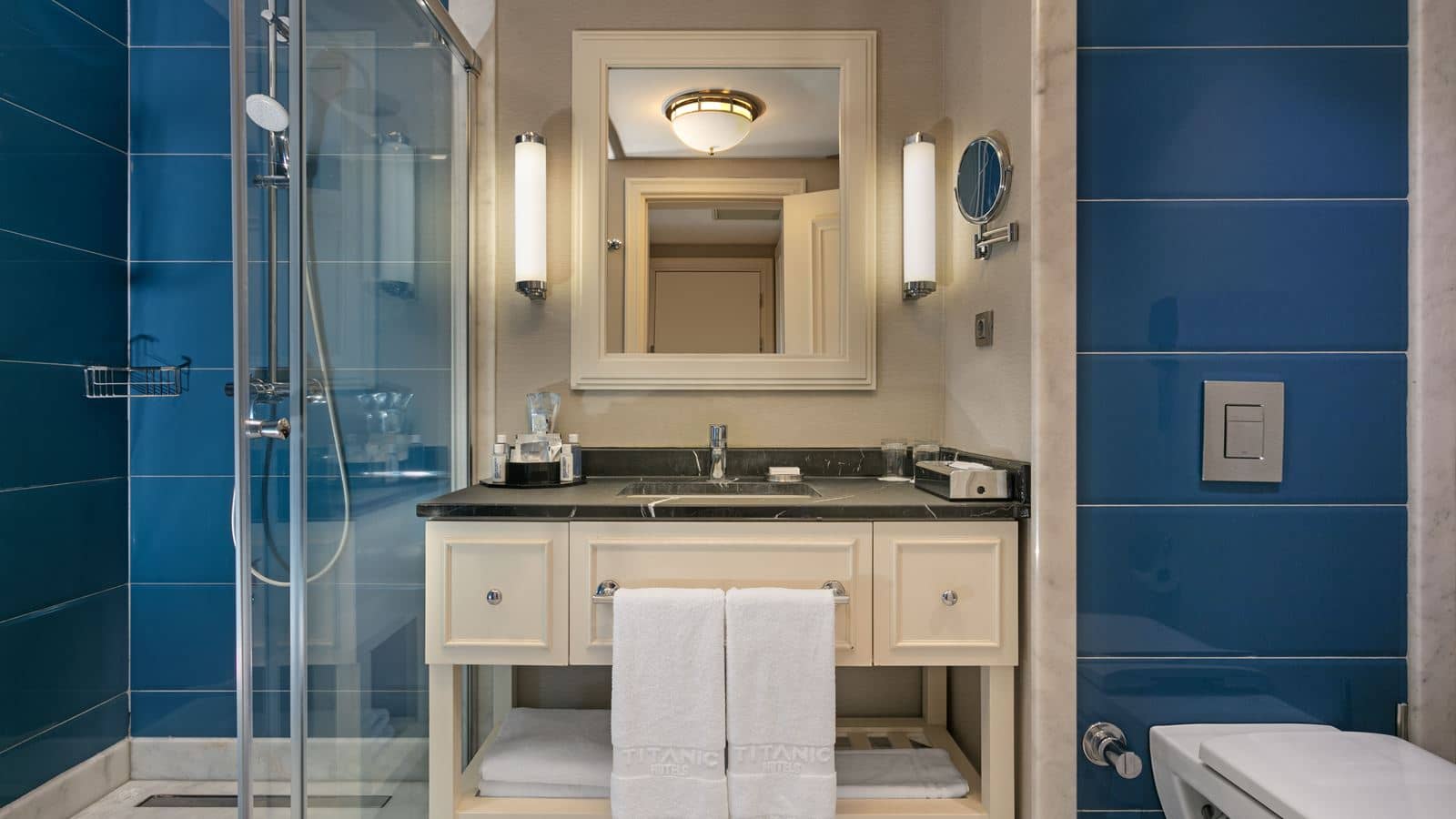rooms-family-pool-suite-balcony