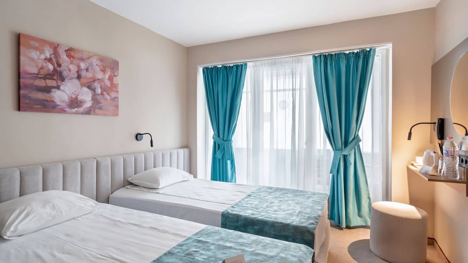 rooms-single-wchild-standard-room-balcony