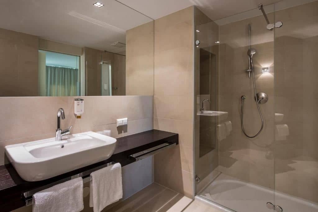 rooms-1-bedroom-apartment-seaside-balcony-or-terrace