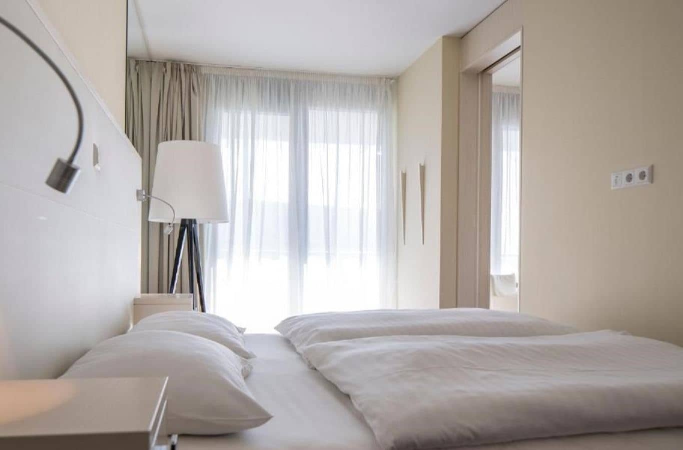 rooms-1-bedroom-apartment-seaside-balcony-or-terrace