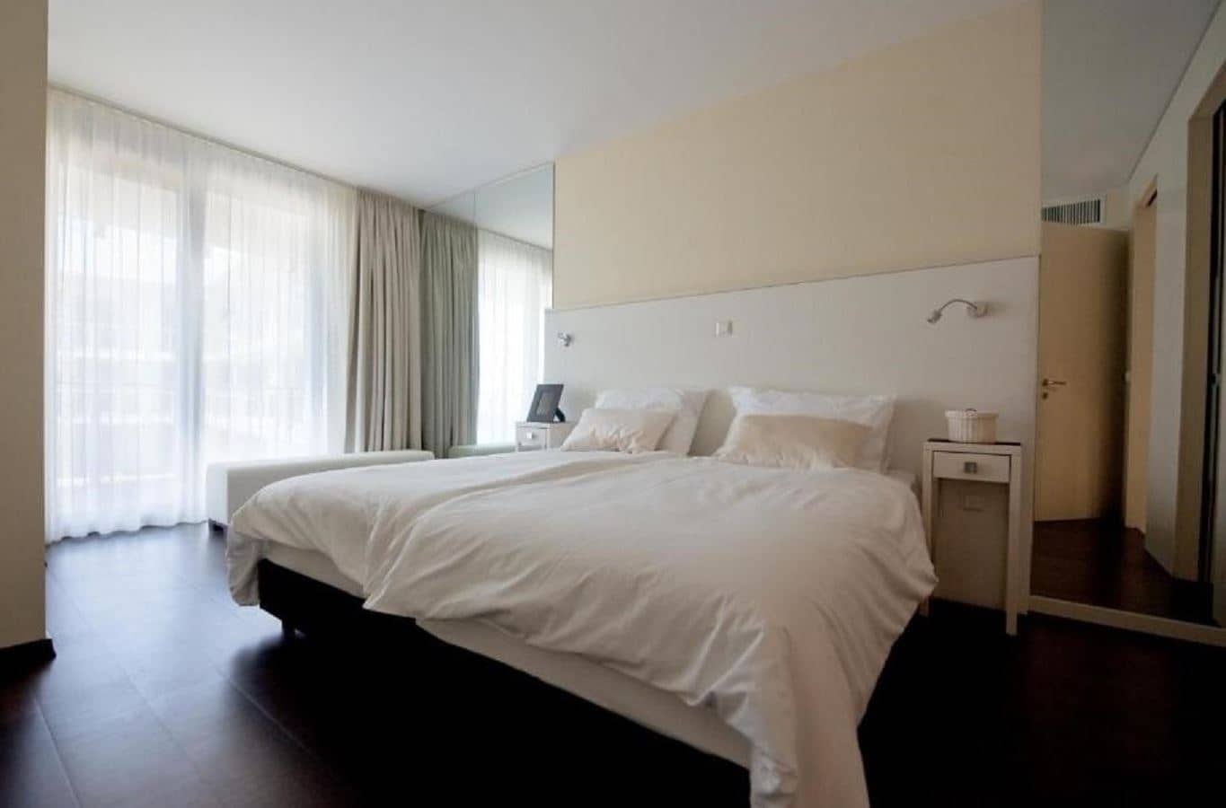 rooms-2-bedroom-apartment-seaside-balcony