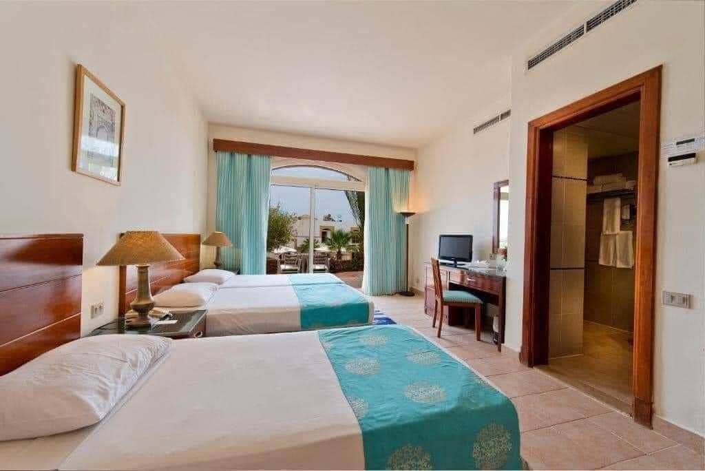 rooms-room-standard-pool-view