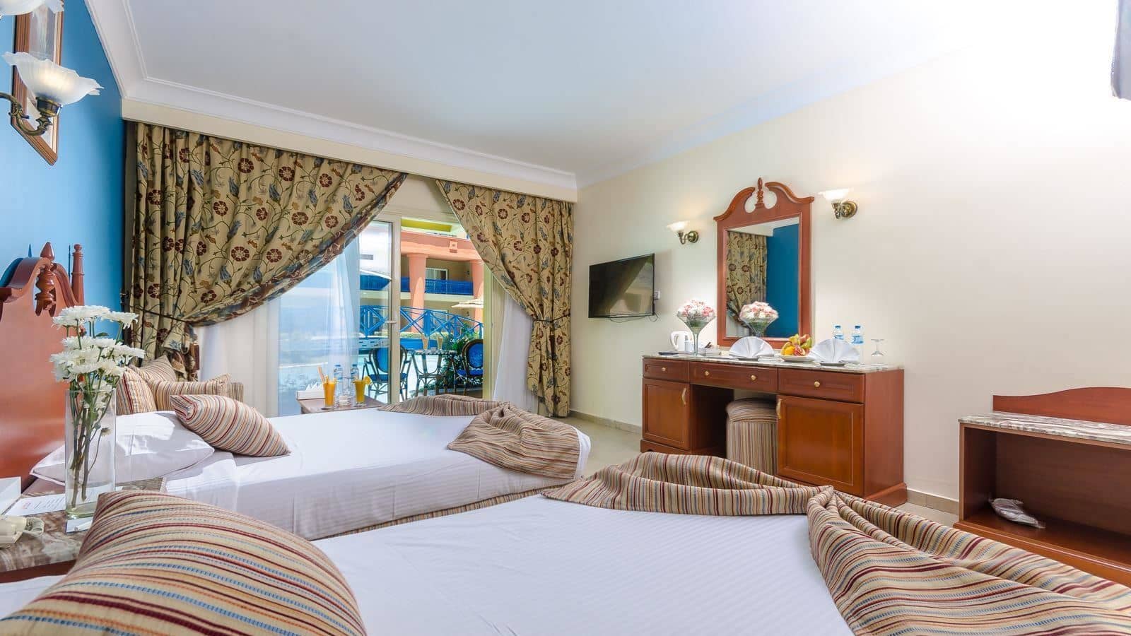 rooms-swim-up-room