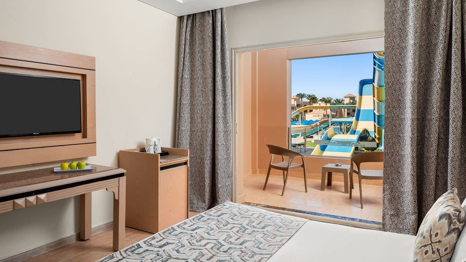 rooms-room-stadard-pool-view