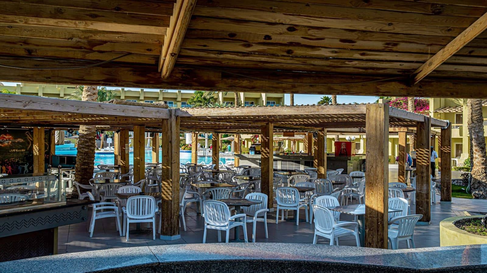 restaurants-oasis-pool-bar