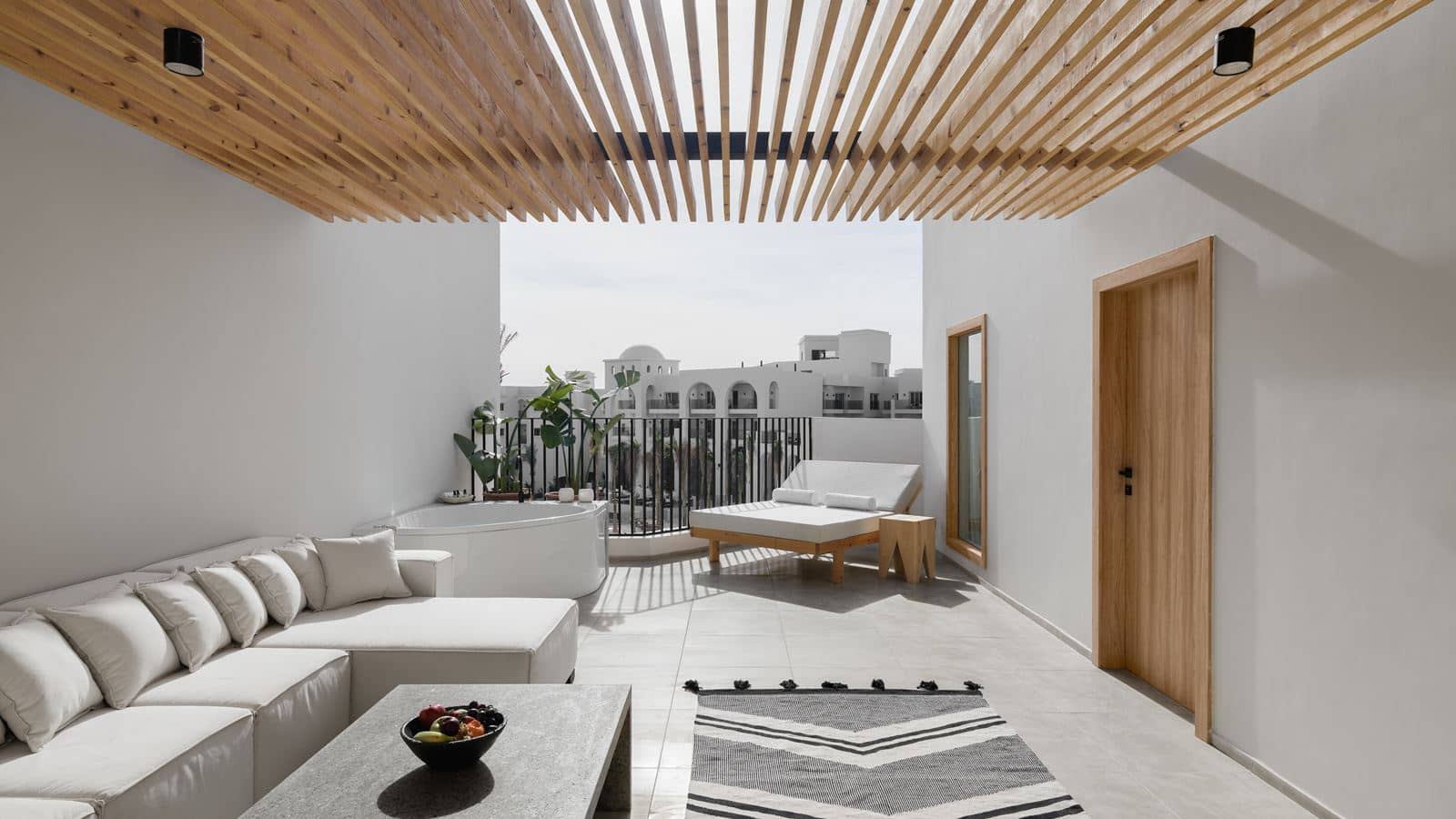 rooms-penthouse-suite-pool-view