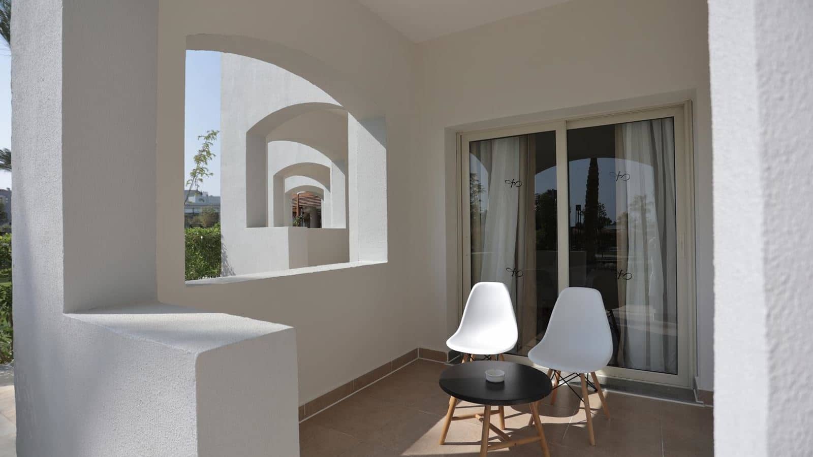 rooms-family-room-pool-view