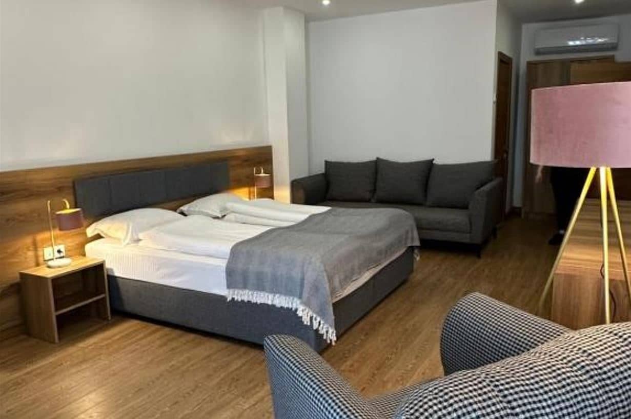 rooms-trpl-room
