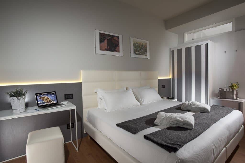 rooms-superior-room-lateral-sea-view-with-balcony