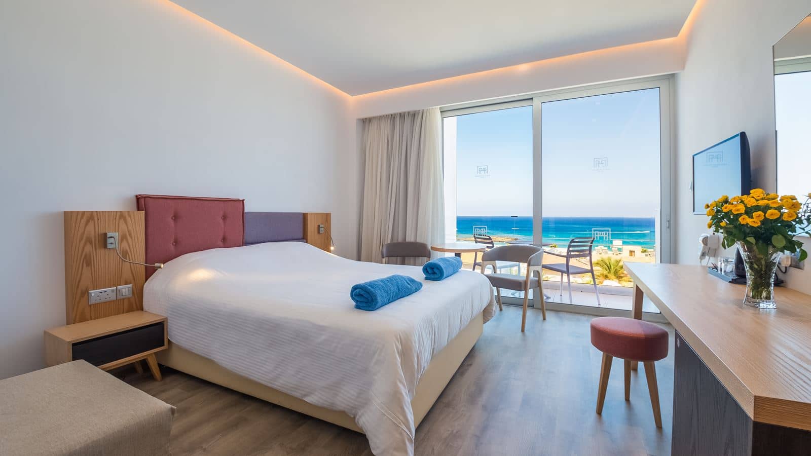 rooms-classic-room-lateralseaview-balcony
