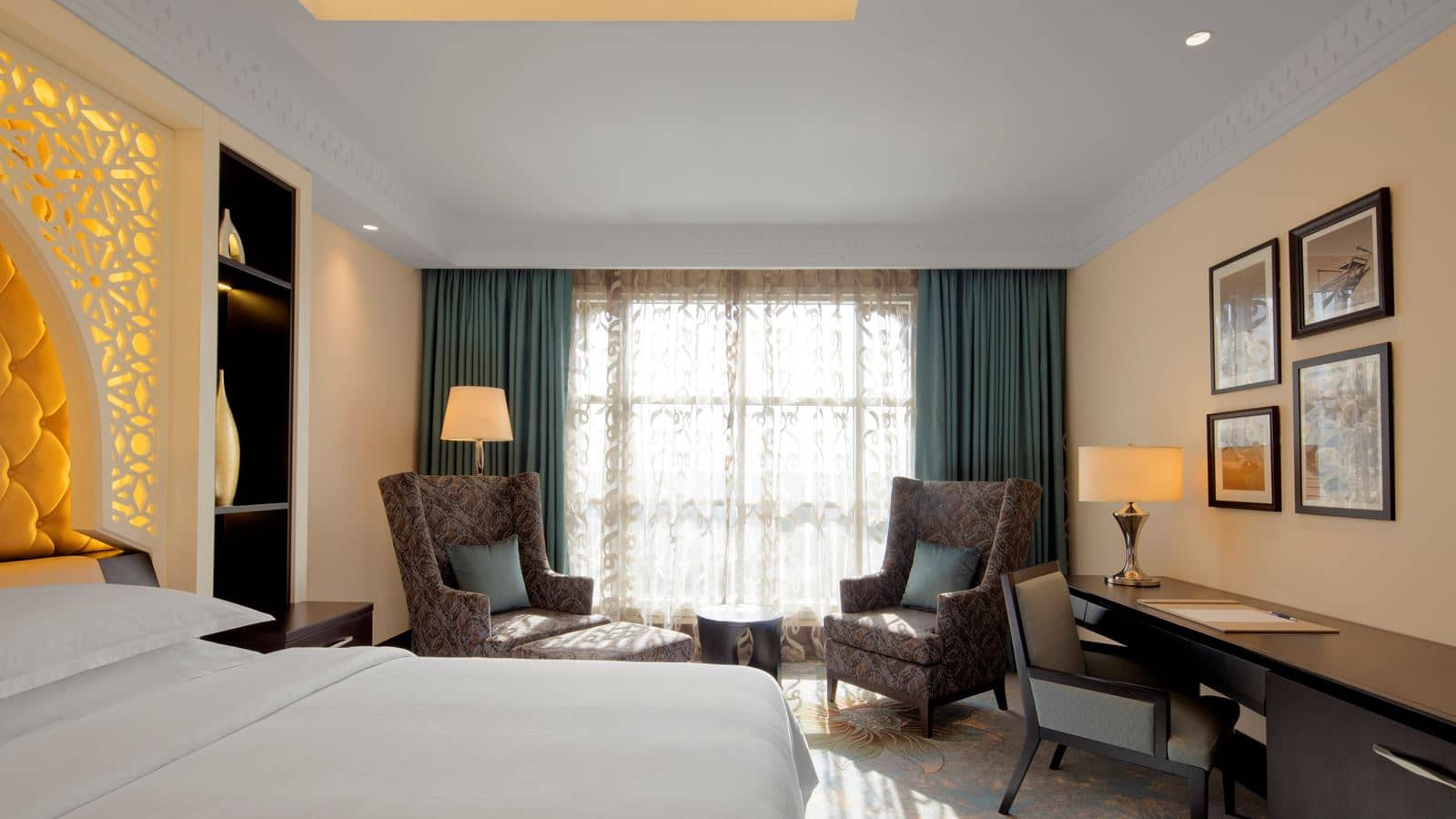 rooms-deluxe-room-city-view-with-balcony