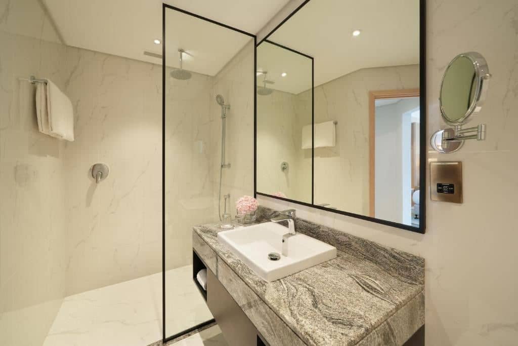 rooms-spacious-king-bedroom-with-balcony--pool-view
