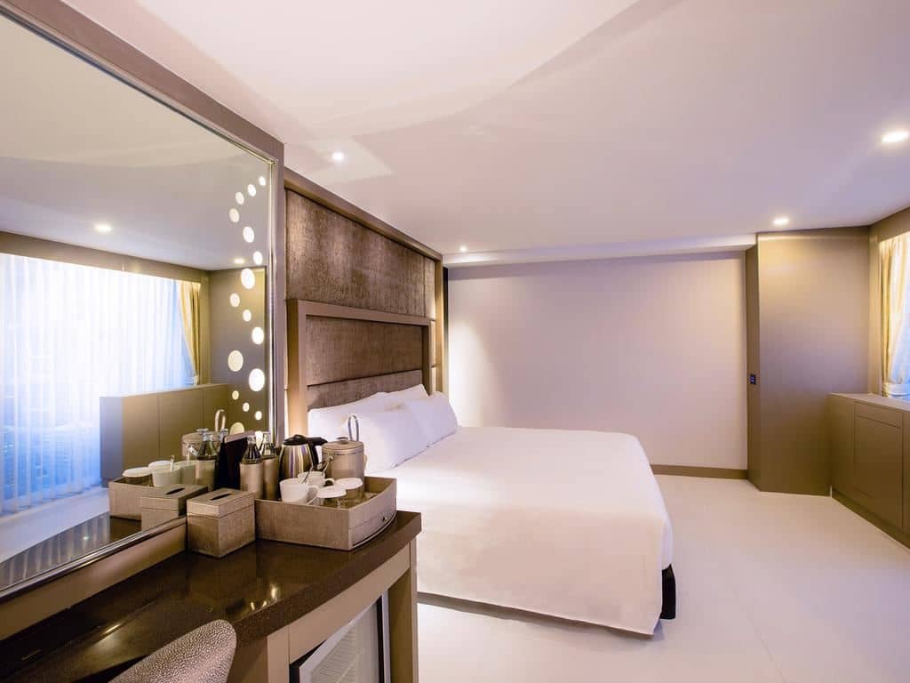 rooms-deluxe-pool-view