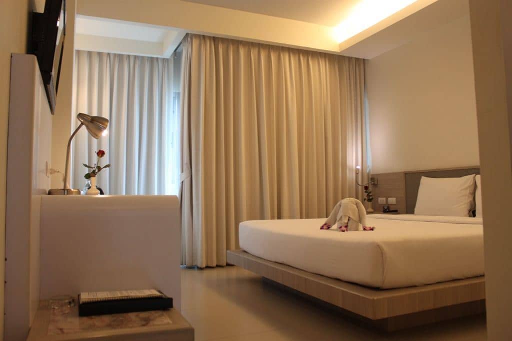 rooms-deluxe-pool-view