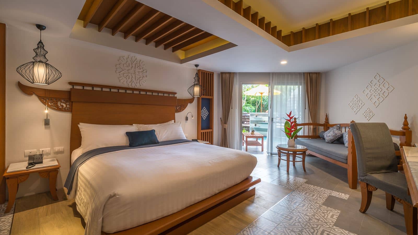 rooms-deluxe-jacuzzi-pool